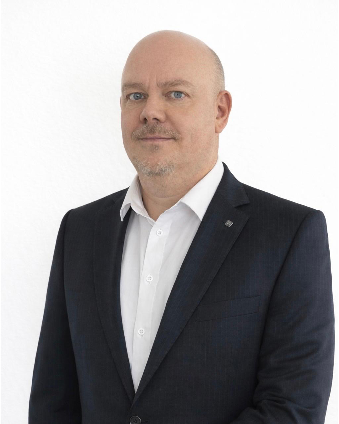 a man in a suit and tie posing for a picture